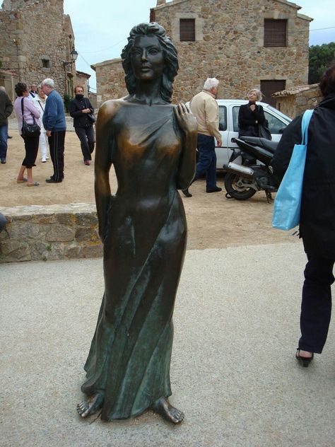 Bronze statue of Ava Gardner in Tossa De Mar, Spain. Statue Of A Woman, Rhythm Art, O Block, Fridge Decor, To Be A Woman, Ava Gardner, Paint Wall, Inspiration Images, Gcse Art