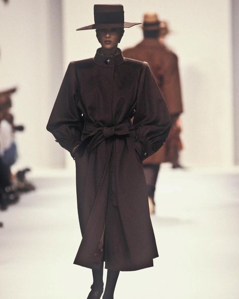 yves saint laurent rive gauche on Instagram: “YSL Rive Gauche Collection fw 88/89 photographer Guy Marineau model Iman Abdulmajd #yves_rive_gauche #89fashion #yvessaintlaurent…” Ysl Runway, Ysl Couture, Yves Saint Laurent Designer, 90s Runway Fashion, Runway Outfits, Vintage Ysl, Couture Runway, Rive Gauche, Fashion Designs