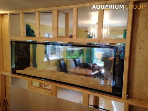 Framing ideas Aquarium Mural, Wall Fish Tank, Unique Fish Tanks, Fish Tank Wall, Wall Aquarium, Fish Tank Stand, Home Engineering, Cool Fish Tanks, Fish Tank Design