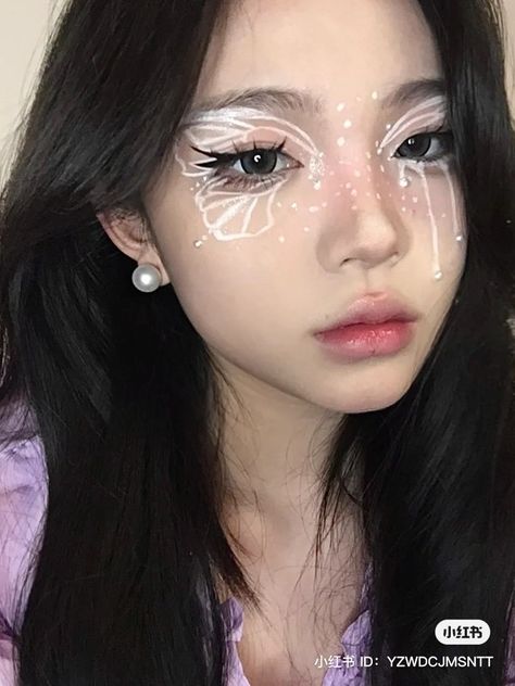 Dramatic Fairy Makeup, White Makeup Aesthetic, Makeup Ideas With Gems, Gem Makeup Looks, Makeup Looks With Gems, Makeup With Gems, Butterfly Eye Makeup, Jumbo Eye Pencil, Membentuk Alis