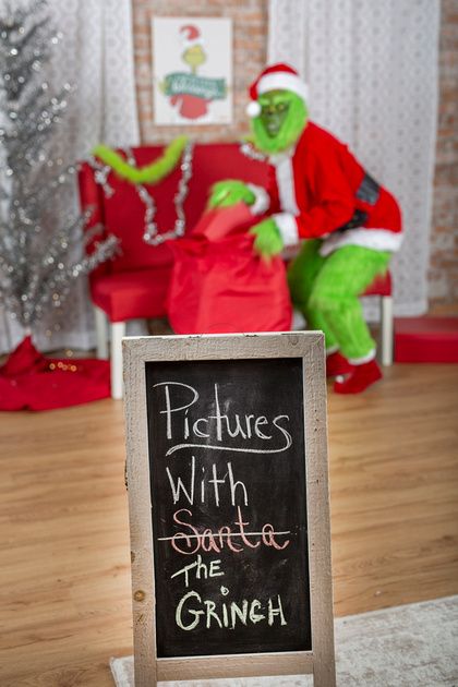 Grinch Pictures Photography, Grinch Photoshoot Props, Grinch Christmas Pictures Kids, Family Grinch Pictures, Grinch Themed Photo Shoot, Grinch Family Photos, The Grinch Photoshoot, Whoville Photoshoot, Grinch Mini Sessions