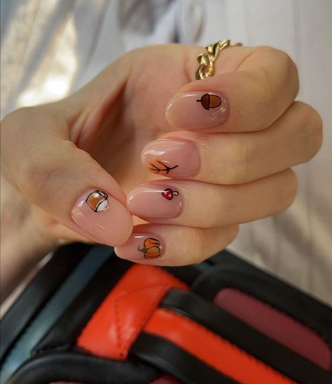 Leaf Nail Art Fall, Acorn Nails Designs, Leaf Nail Design Fall, Fall Negative Space Nails, Minimal Autumn Nails, Leaf Fall Nails, Fall Nails Leaf Design, Mushroom Fall Nails, Leaf Nails Fall