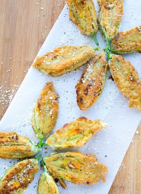 Fried Zucchini Flowers, Stuffed Squash Blossoms, Italian Appetizers Easy, Tuscan Recipes, Restaurant Style Recipes, Zucchini Flowers, Zucchini Blossoms, Sauteed Zucchini, Stuffed Zucchini