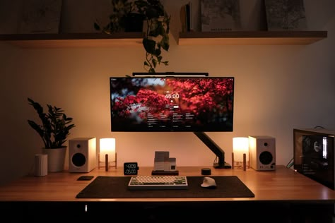 https://www.minimaldesksetups.com Studio In Casa, Minimal Desk Setup, Minimal Desk, Google Web, Minimalist Home Office, Computer Desk Setup, Desk Setups, Home Studio Setup, Video Game Room Design