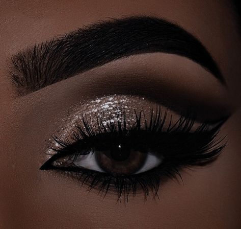 Gold Black Makeup Looks, Glam Party Makeup Looks, Sweet 16 Hair Ideas, Prom Makeup For Green Eyes, Emerald Green Eye Makeup, Gold Prom Makeup, Emerald Green Makeup Looks, Emerald Green Makeup, Gold Wedding Makeup