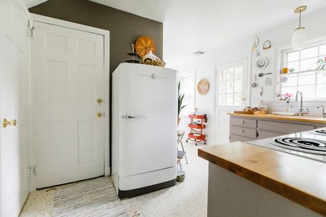 They're NOT groceries. Fridge In Kitchen, Therapy Photo, Commercial Shelving, Vintage Shelving, Online Interior Design Services, Kitchen Fridges, Kitchen Gear, Tiny Apartments, Kitchen Drawer Organization