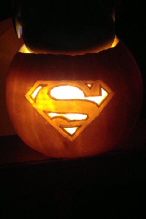 Superman pumpkin Superman Pumpkin Carving, Pumpkin Carving Ideas Superhero, Pumpkin Carving Superhero, Superman Pumpkin, Pumpkin Painted, Superman Art, Pumpkin Carving Templates, Pumpkin Pumpkin, Pumpkin Painting