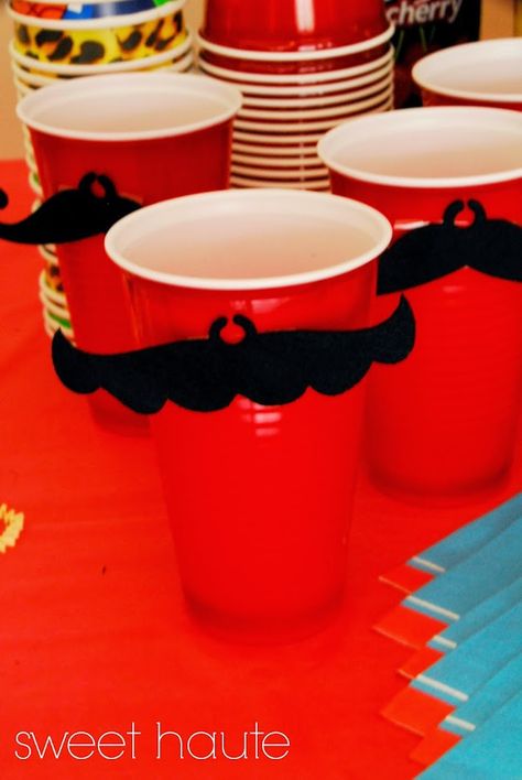 Mario Bros Party Food, Mario Mustache, Super Mario Brothers Party, Mario Kart Party, Mario Bros Birthday Party Ideas, Cinema Party, Party Decor Diy, Party Favor Cups, Super Mario Bros Birthday Party