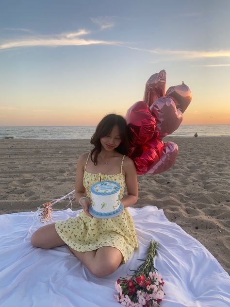 June Birthday Photoshoot Ideas, Birthday Picnic At Beach, 19th Birthday Ideas Outfits Summer, Cake Beach Birthday, Bday On The Beach, Birthday Photoshoot Beach Ideas, 15 Birthday Photoshoot Ideas Beach, Birthday Shoot Beach, Beach Birthday Idea