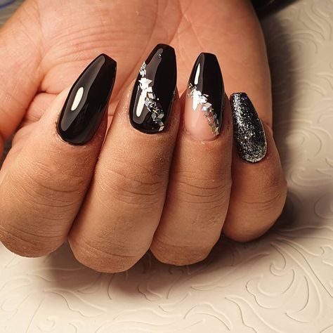 Black Nails With Silver Foil, Silver And Black Prom Nails, Nails For Black And Silver Dress, Nails For A Black Sparkly Dress, Black And Silver Dip Nails, Black And Silver Gel Nails, Black Sparkly Nails Acrylic, Black And Silver Wedding Nails, Cute Hoco Nails For Black Dress