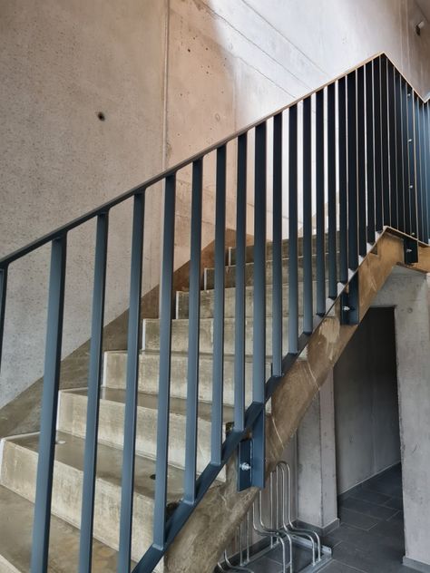 Modern Railing Outdoor, Steel Railing Design, Modern Railing, Ladder Stairs, Staircase Design Modern, Contemporary Stairs, Staircase Railing Design, Handrail Design, Staircase Handrail