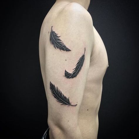 Crow Feather Tattoo, Falling Feather Tattoo, Plume Tattoo, Feather Tattoo For Men, Feathers Tattoo, Feather Tattoo Arm, Crow Feathers, Drawing Tattoo Ideas, Lisa Tattoo