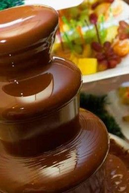 Grad Brunch, Easy Chocolate Fondue Recipe, Chocolate Fountain Recipes, Fondue Chocolate, Chocolate Fondue Fountain, Chocolate Fondue Recipe, Toblerone Chocolate, Fondue Fountain, Graduation Food