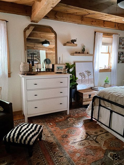 Southwest Bedroom Decor Santa Fe, Southwestern Rug Bedroom, Southwestern Inspired Bedroom, Southwest French Country, Green Southwestern Bedroom, Boho Southwest Decor Bedroom, Dark Southwestern Bedroom, Southwestern Style Interior, Southwest Interior Design Bedroom