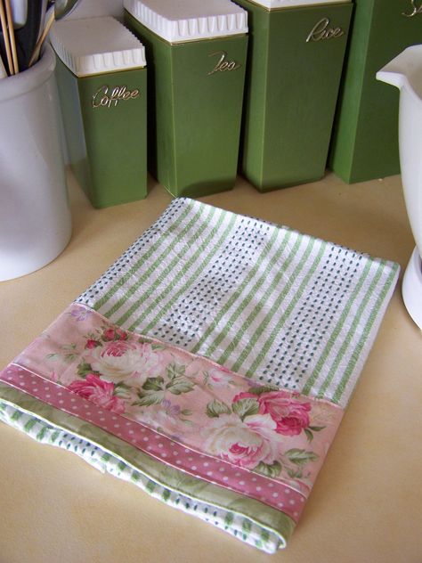 Kitchen Towels Diy, Tea Towels Diy, Shabby Chic Decor Diy, Shabby Chic Theme, Decorative Tea Towels, Towel Crafts, Shabby Chic Crafts, Shabby Chic Diy, Shabby Chic Kitchen