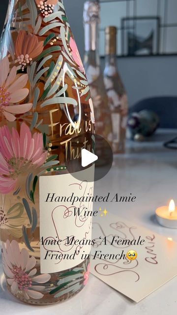 Hollie Yarwood | Pretty much obsessed with everything about this wine! Amie means ‘A Female Friend’ & it’s a perfect match to the occasion ✨🥹 H... | Instagram Painted Wine Bottles Christmas Diy, How To Paint Wine Bottles, Painted Wine Glasses Diy, Biznis Ideje, Bottle Painting Designs, Diy Wine Glasses Painted, Wine Bottle Project, Diy Wine Glasses, Hand Painted Bottles