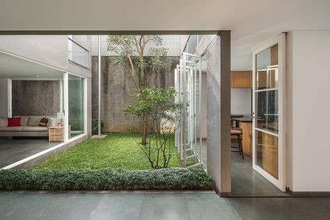 Gallery of Doctor House / Tan Tik Lam Architects - 1 Tan Tik Lam, Indonesian House, Indoor Courtyard, Compact House, Internal Courtyard, Garden Wallpaper, Casa Container, Tropical House, Patio Interior