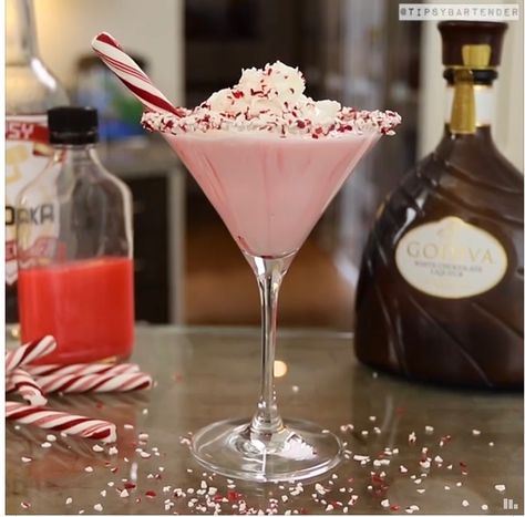 Peppermint Vodka Peppermint Bark Martini, Candy Cane Cocktail, Peppermint Martini, Christmas Drinks Recipes, Candy Cocktails, Tipsy Bartender, Peppermint Christmas, Chocolate Liqueur, Drinks Alcohol