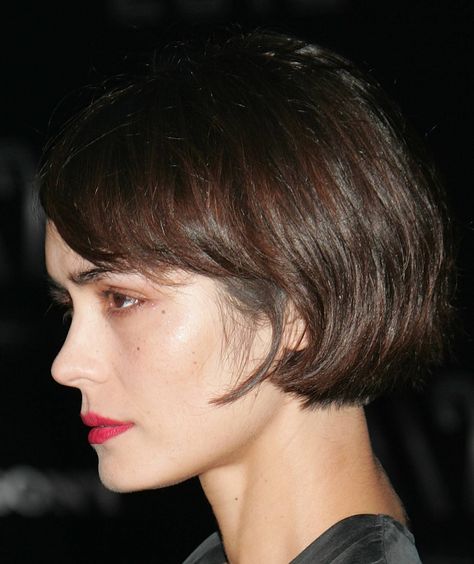 My pixie cut has grown out to about this length (only took 5 months!). But the back is slightly mullet-ish. I need a good trim. Bob Pendek, Dark Bob, Short Bobs, Bob Hairstyles With Bangs, Hair Styles 2014, Trendy Short Haircuts, Short Bob Haircuts, Bob Hair, Short Haircut