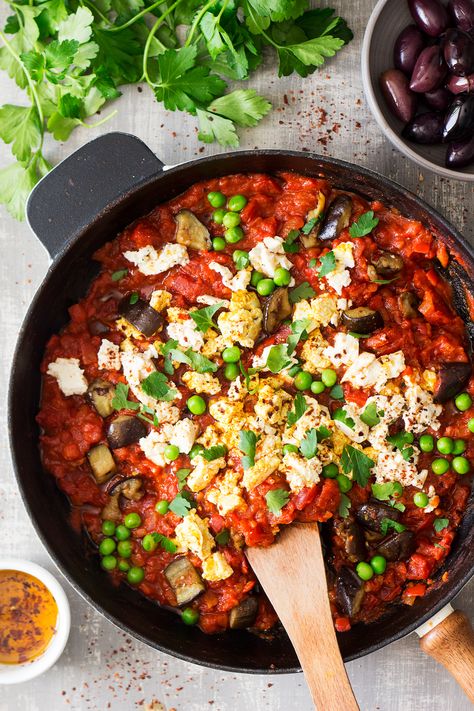 This vegan shakshuka is easy to make and packed with flavour. It makes a lovely, comforting breakfast, lunch or dinner. It's naturally gluten-free. Vegan Shakshuka, Kala Namak, Lazy Cat Kitchen, Shakshuka Recipes, Shabbat Dinner, Cat Kitchen, Food Vegan, Vegetarian Dinners, Lazy Cat