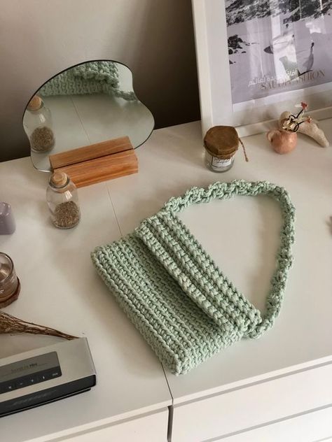 Insta: @ocavve.id small crochet bag aesthetic #small rochetbagaesthetic #crochet #crochetbag #crochetbags 2.1003 Crochet Bag Aesthetic, Chunky Crochet Bag, Free Crochet Bag Patterns, Small Crochet Bag, Crochet Backpack Pattern, Crochet Jacket Pattern, Crochet Shoulder Bags, Free Crochet Bag, Crochet Backpack