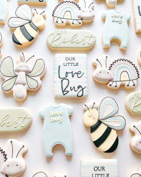 The Little Italian Baker LLC on Instagram: "I do not like bugs but I must say, these are some pretty cute bugs 🦋 🐝 🐛 . I’ve decided that 2022 is going to be the year where I do all my dream cookie sets! I have made a mental list of these designs I’ve always wanted to create. Let’s hope I get to make these come to life! 🤞🏼 . #babyshowercookies #lovebugs #onesiecookies #butterflycookies #beecookies #babycookies #customcookies #cookiedecorating #cookieart #talentedcookiers #royalicingart #roya Love Bug Baby Shower, Baby Shower Biscuits, Bug Baby Shower, Cute Bugs, Bee Cookies, Butterfly Cookies, Cookies Theme, Unisex Baby Shower, Baby Lamb