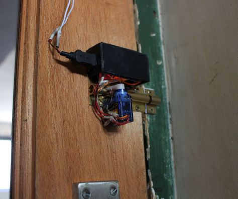 Recently I rewatched the Amazing SpiderMan, in one scene Peter Parker locks and unlocks his door from his desk using a remote. When I saw this I instantly wanted my own for my door. After a bit of tinkering I got a working model. Heres how I made it Arduino Servo Projects, Arduino Bluetooth, Diy Lock, Arduino Projects Diy, The Amazing Spiderman, Pi Projects, Maker Project, Electronic Lock, Computer Room