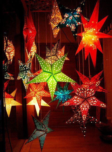 Star Lanterns - I'd love to do a multi-level hanging arrangement with my glass star lanterns and some LEDs, not sure where though Abat-jour Diy, Pink Piano, Paper Star Lanterns, Diy Lampe, Star Lanterns, Star Lamp, Lantern Festival, Indian Decor, Paper Stars