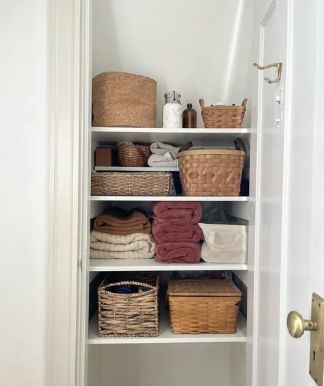 Open Closet Shelves, Linen Closet Aesthetic, Minimalist Linen Closet, Linen Closet Shelving, Open Closet Organization, Organizing Linen Closet, Linen Closet Design, Apartment Bathroom Organization, House Organization Ideas