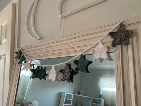 image of a crocheted star garland inspired by taylor swift’s folklore album Folklore Stars, Crochet Star Garland, Bedroom Crochet, Crochet Room Decor, Crochet Room, Stars Garland, Crochet Fairy, Easy Crochet Animals, Crochet Idea