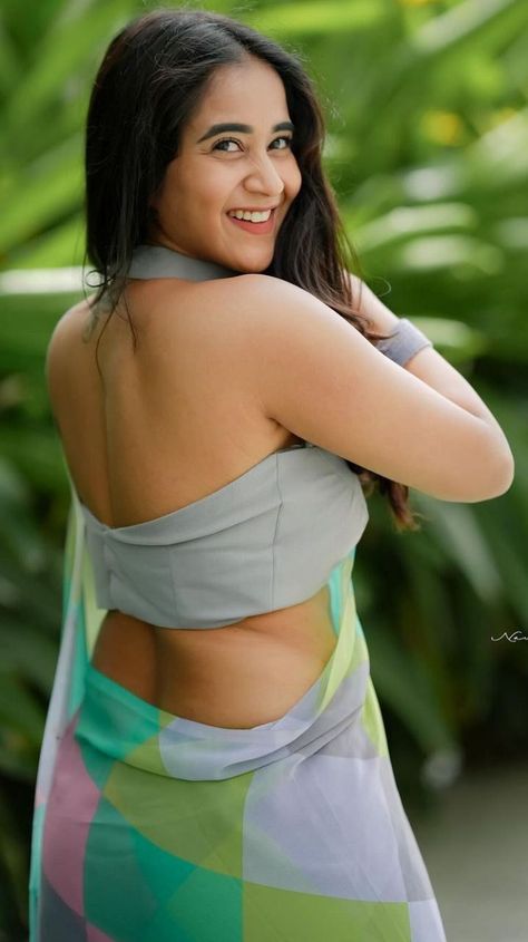 Deepti Sunaina, Deepthi Sunaina, Black Hair Video, Actress Pics, Beautiful Smile Women, Saree