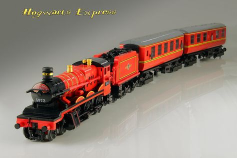 All aboard the Hogwarts Express for an adventure and friendship of a lifetime! Lego Train Tracks, The Hogwarts Express, Lego Universe, Lego Hogwarts, Best Of Friends, Lego Military, Lego Modular, Lego Trains, Lego News