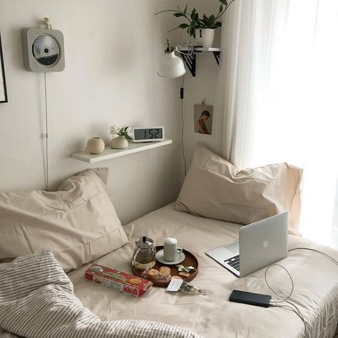 Idea Bilik Tidur, Preppy Dorm Room Decor, Reka Bentuk Bilik Tidur, Preppy Dorm Room, Zimmer Diy, Hiasan Bilik Tidur, Pallet Bed, Minimalist Room, Aesthetic Rooms