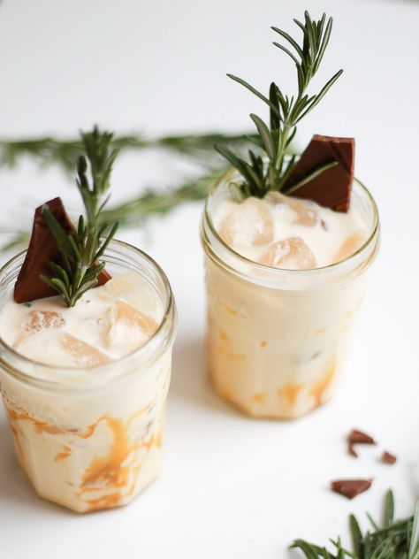 Salted Caramel White Russians. - KATE LA VIE by Kate Spiers Salted Caramel White Russian, Caramel White Russian, Wedding December, Christmas Cocktails Easy, Christmas Drinks Alcohol Recipes, Christmas Kisses, Easy Alcoholic Drinks, Spiked Hot Chocolate, Boozy Milkshake