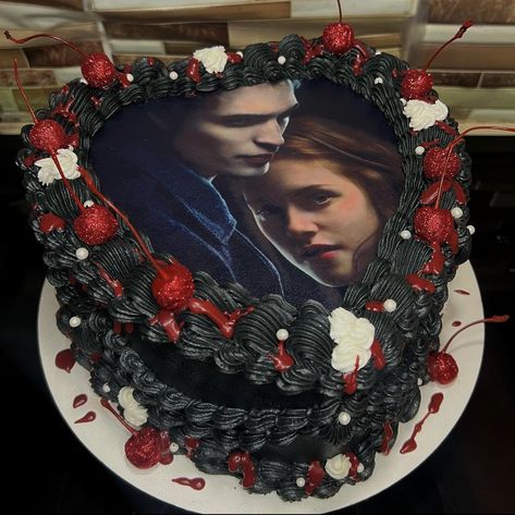 Twilight Cake, Tumblr Birthday, Twilight Party, Movie Cakes, Cake Templates, 16 Birthday Cake, Heart Shaped Cakes, 18th Birthday Party, Pretty Birthday Cakes