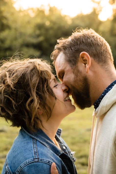 Mini Session Poses, Autumn Family Photography, Fall Mini Sessions, Fall Mini, Cute Couple Poses, Family Posing, Mini Session, Insta Photo Ideas, Couple Posing