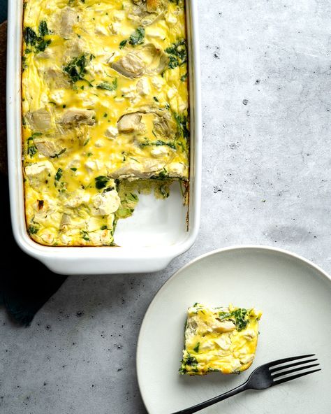 Give this spinach artichoke frittata a try for a healthy frittata full of cheese and vegetables. A dish that can make your morning going! Healthy Weekend Meals, Artichoke Quiche, Artichoke Frittata, Healthy Frittata, Wilted Spinach, Mediterranean Salad, Weekend Meals, Spinach Artichoke Dip, Spinach Recipes