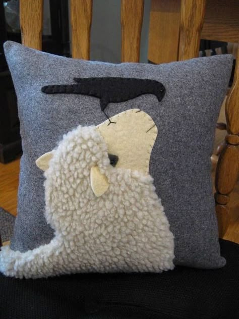 Applique Sheep, Sheep Pillow, Tovad Ull, Applique Cushions, Sheep Crafts, Looking At Each Other, Tea Cozies, Wool Felt Projects, Applique Pillows