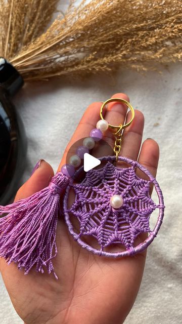 Crochet Dream Catcher Keychain, Dream Catcher Keychain Diy, Handmade Keychains Diy, Dreamcatcher Keychain, Dreamcatcher Crochet, Dream Catcher Keychain, Dreamcatcher Diy, Dream Catcher Patterns, Dream Catcher Tutorial