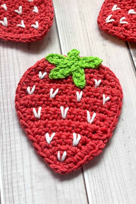 Crochet Strawberry Coaster, Cute Crochet Strawberry, Strawberry Coaster, Strawberry Crochet, Snail Craft, Crochet Strawberry, Coaster Pattern, Different Crafts, Crochet Coaster Pattern