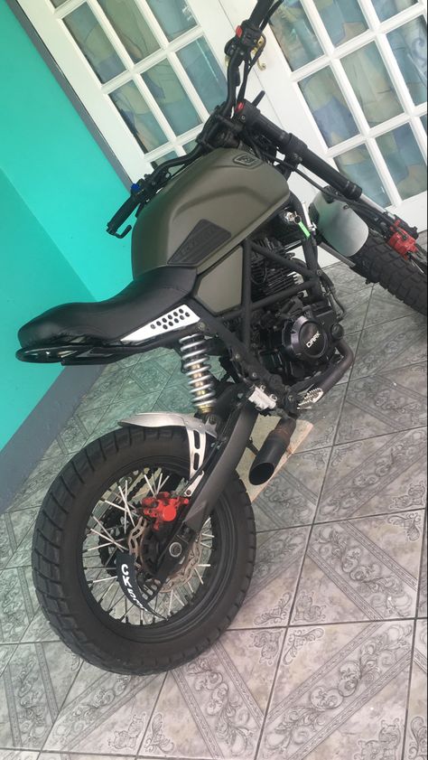 Scrambler Moto, Brat Motorcycle, Gadget Tecnologici, Custom Bikes Cafe Racers, Cafe Racer Parts, Cafe Racer Moto, Honda Scrambler, Tracker Motorcycle, Best Motorbike