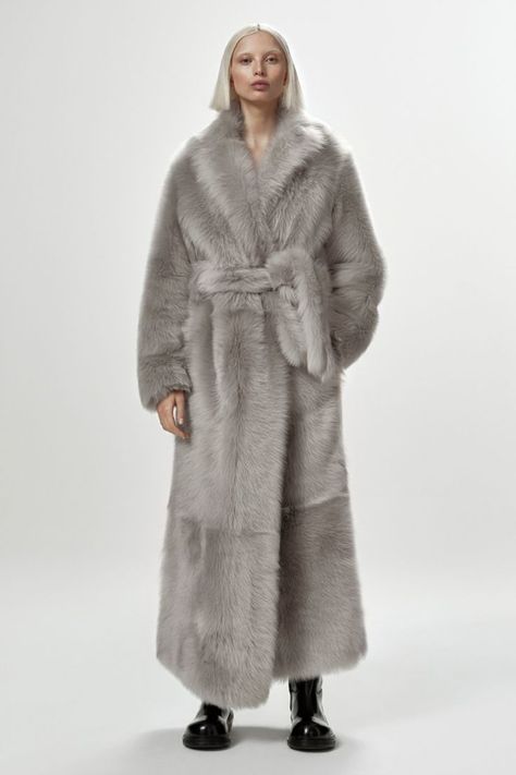 Bottega Veneta Mytheresa Faux Fur Coats Outfit, Shearling Coat Womens, Grey Fur Coat, Pre Fall 2023, Fur Coat Fashion, Cool Coats, Plush Coat, Fashion Mistakes, Shearling Coat