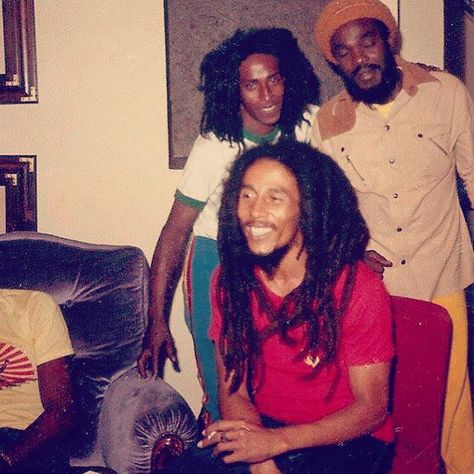 **Bob Marley** Aston 'Family Man' Barrett & Company, Gronalund, Stockholm, Sweden, June 17, 1980. ►Hotel room ►►More fantastic pictures, music and videos of *Robert Nesta Marley & His Wailers* on: https://de.pinterest.com/ReggaeHeart/ Bob Marley Legend, Marley Family, Bob Marley Pictures, Wyclef Jean, Bob Marley Art, Robert Nesta, Nesta Marley, Bob Marley Quotes, 90s Hip Hop Fashion