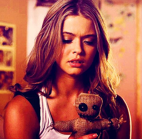 halloween pretty little liars beauty amazing pll Alison Dilaurentis Gif, Pretty Little Liars Halloween, Alison Pretty Little Liars, Halloween Episodes, Sasha Pieterse, Halloween Gif, Disney Descendants, Victorias Secret Models, Descendants