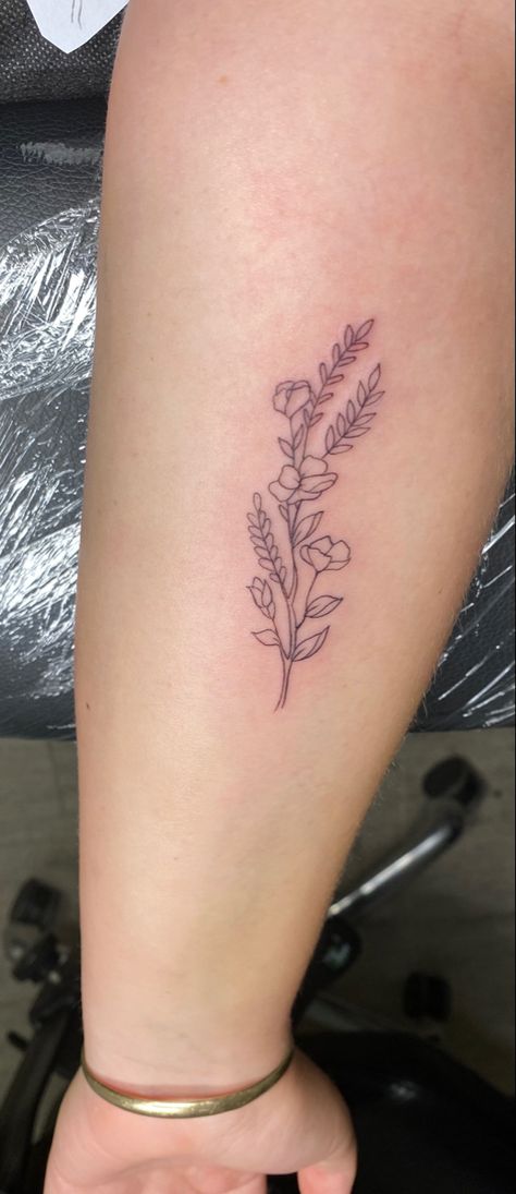 Lisianthus+wildflowers Impatient Flower Tattoo, Lisianthus Tattoo, Impatient Flowers, Alyssum Flowers, Mother Tattoos, Plant Tattoo, Pretty Tattoos, Flower Tattoos, Tattoos And Piercings