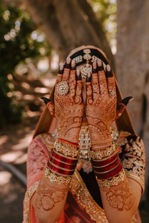 Wedding Bangles Indian Brides, Bangle Ceremony Photoshoot, Indian Bride Henna, Indian Wedding Details Photography, Bridal Photography Poses Indian, Lehenga Bangles, Mehandi Theme, Henna Photoshoot, Mehendi Shoot