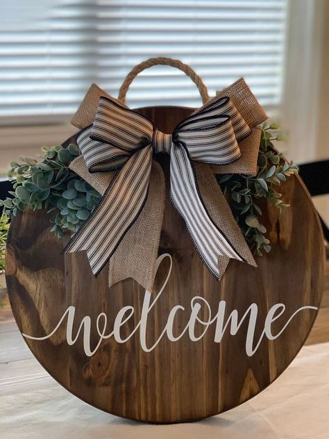 Welcome Round Door Hanger, Home Round Wood Sign, Circular Welcome Sign Front Door, Welcome Circle Signs, Cute Wooden Signs, Round Welcome Sign Front Door Diy, Wood Rounds Door Hanger, Rustic Door Hanger, Circle Welcome Sign Front Door