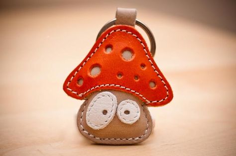 Mushroom Handmade, Art Du Cuir, Mushroom Keychain, Diy En Cuir, Felt Keychain, Leather Keychains, Little Mushroom, Cute Mushroom, Keychain Cute