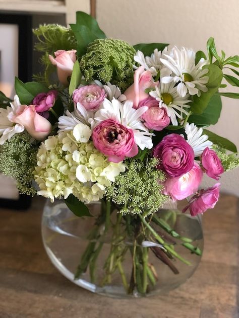 Grocery Store Bouquet Diy, Homemade Floral Arrangements, How To Arrange Grocery Store Flowers, Square Flower Arrangement, Arrange Grocery Store Flowers, Wide Vase Arrangements, Homemade Flower Arrangements, Grocery Store Flower Arrangements Diy, How To Flower Arrangements