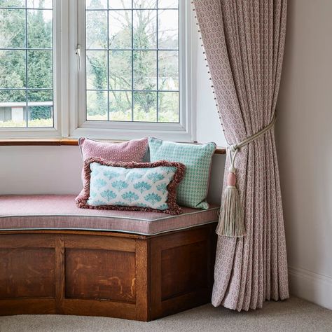 Under Bay Window Ideas, Small Bay Window Ideas, Window Seat Curtains, Window Seat Bedroom, Bay Window Dressing, Victorian Bay Window, Bay Window Benches, Bay Window Treatments, Pruning Shrubs